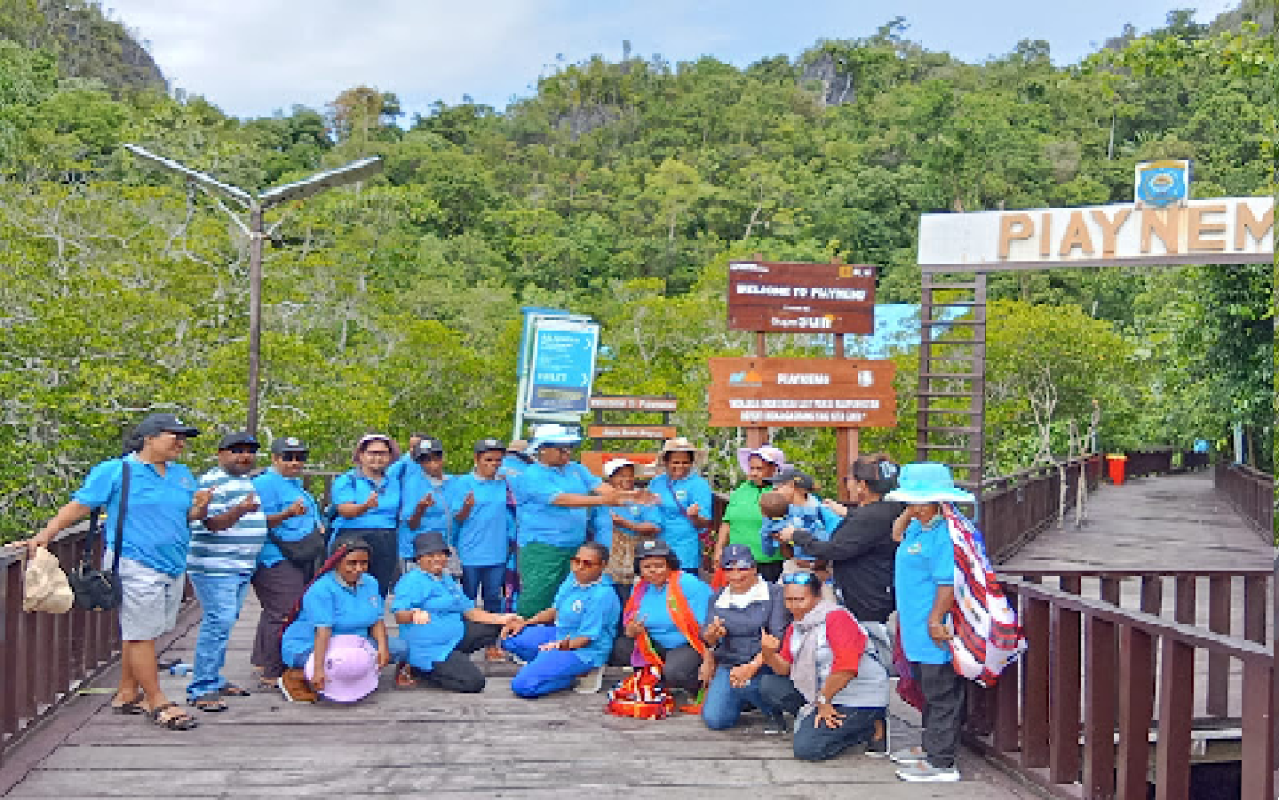 PERSEKUTUAN WANITA GKI METANOIA DEKAI LAKSANAKAN WISATA ROHANI KE JEMAAT ALFA OMEGA GKI WAISAI, RAJA AMPAT